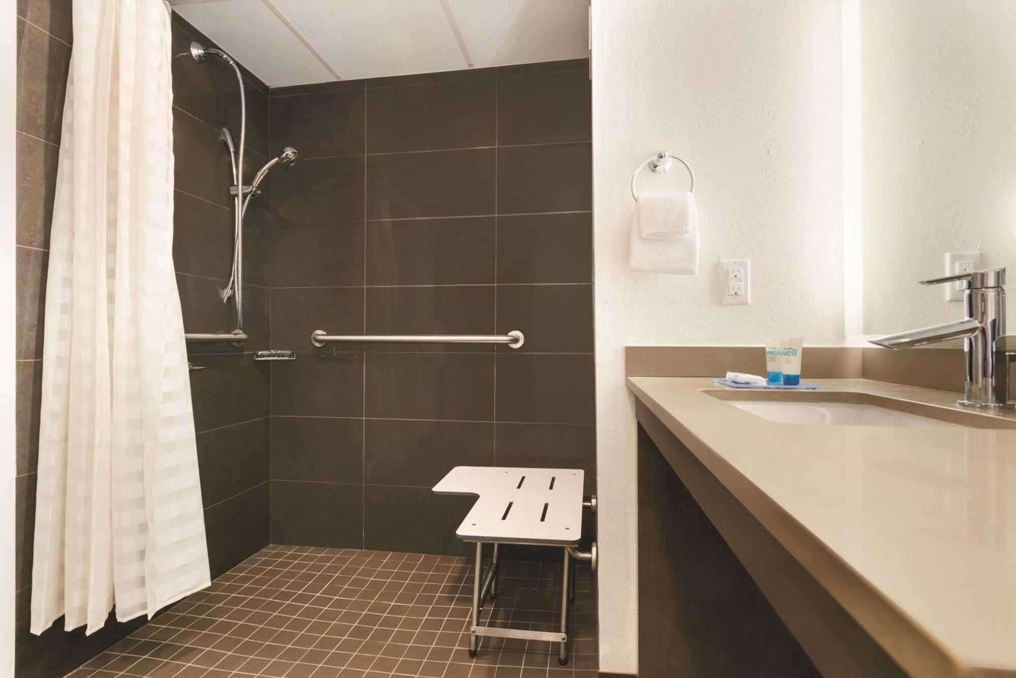 Clt Sky Suites Шарлът Екстериор снимка
